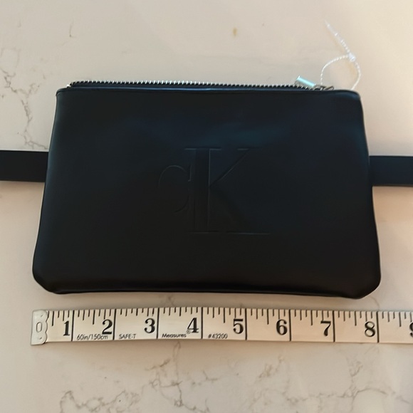 NWT Calvin Klein Black Belt Bag with silver Buckle/Zipper and CK Embossed Logo - Picture 5 of 8